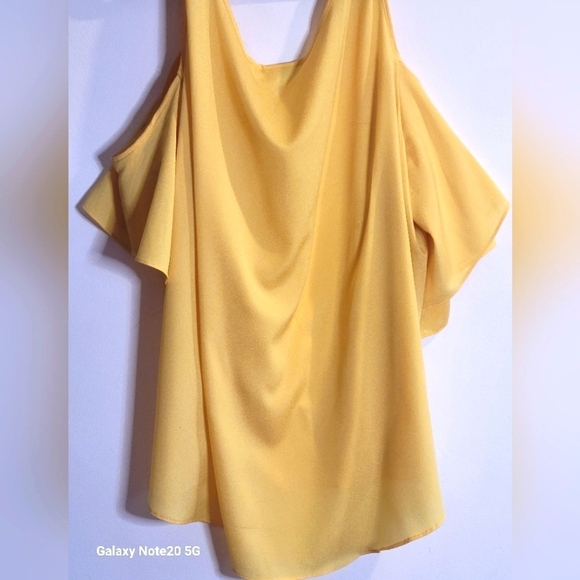 BISOU BISOU, yellow, cold shoulder top w/ short bell sleeves & v-neck. SZ 2X - Picture 2 of 4